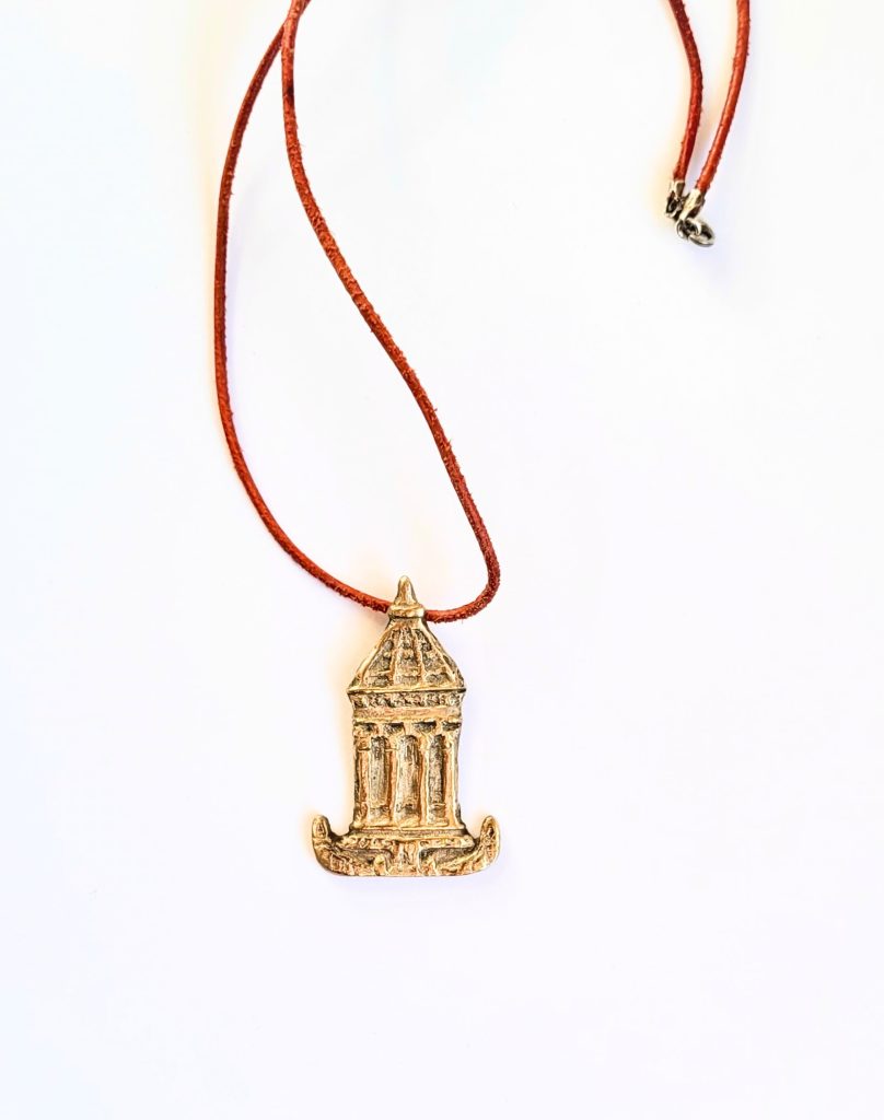 Mannheimer Wasserturm – Schmuckanhänger aus Bronze mit dunkelroter Lederkette