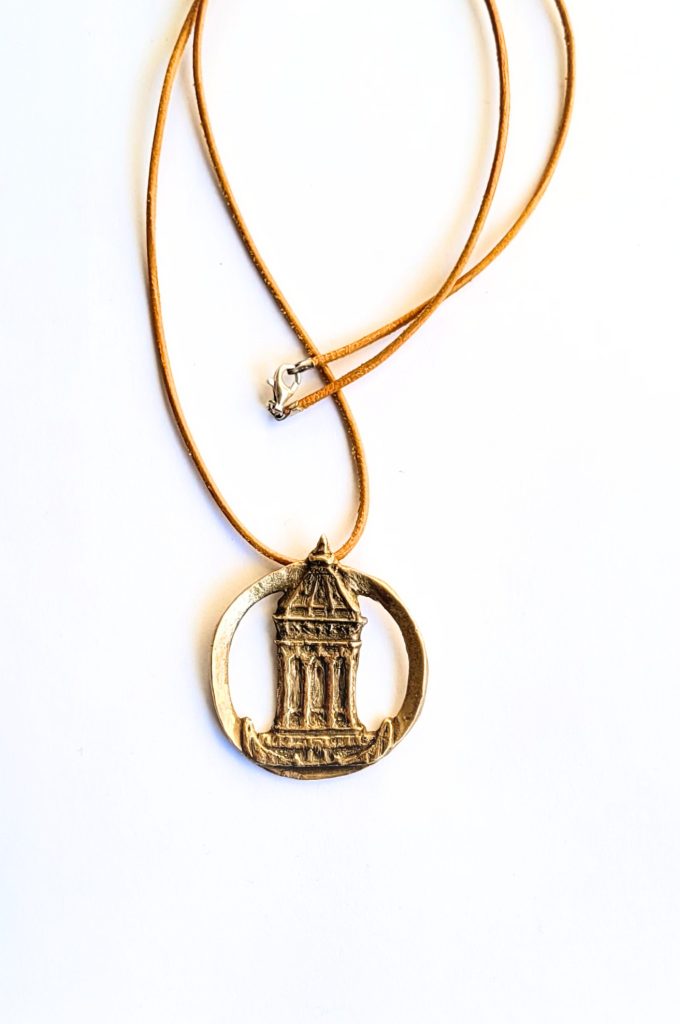 Mannheimer Wasserturm – Schmuckmedaille aus Bronze, ovaler Ring mit hellbraunem Lederband